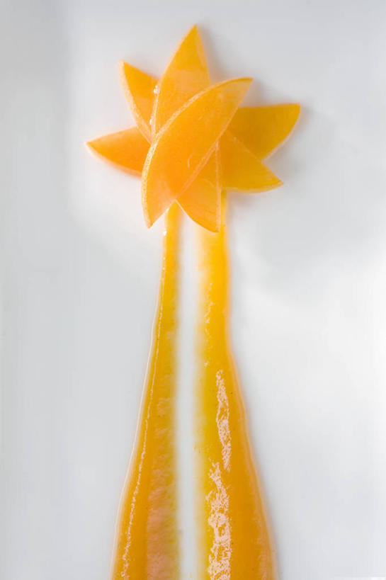 无人,竖图,俯视,室内,特写,白天,白色背景,桌面,桌子,柑橘,水果,阴影,新鲜,光线,木制,影子,星星,生食,食品,果实,食物,木制品,星形,摄影,有机食品,绿色食品,影棚,五角形,橘子,桔子,橙子,橙,五角星,彩图,高角度拍摄,影棚拍摄,拍摄