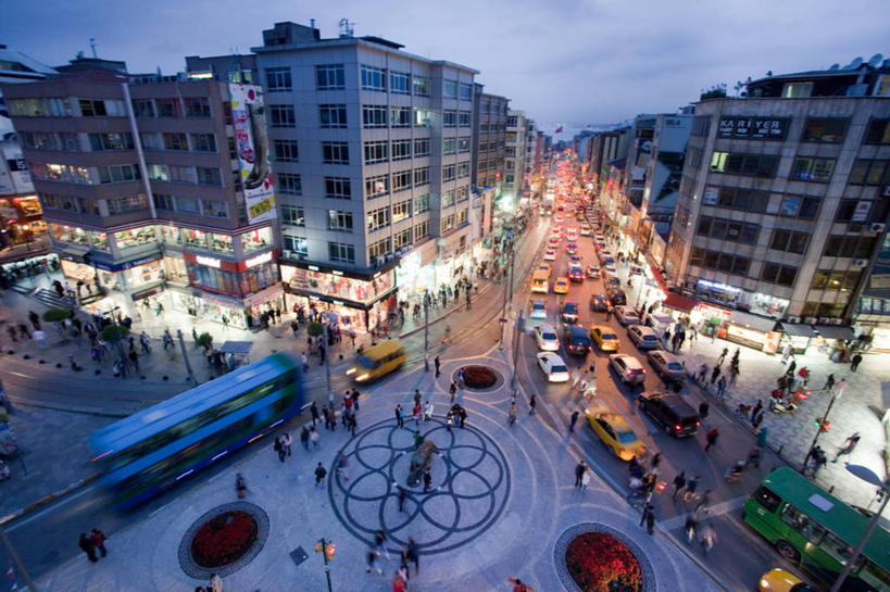 广场,横图,俯视,室外,长时间曝光,度假,美景,城市风光,城市,道路,建筑,街道,路,公路,汽车,欧洲,丰富,景观,交通,首都,许多人,娱乐,黄昏,一群人,享受,休闲,景色,放松,运输,摄影,照亮,市区,伊斯坦布尔,马路,彩图,高角度拍摄