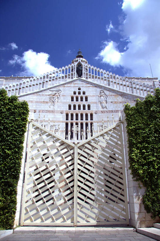 无人,教堂,竖图,室外,白天,仰视,窗户,建筑,日光,以色列,雕像,大门,云,摄影,基督教,拿撒勒,树篱,彩图,低角度拍摄