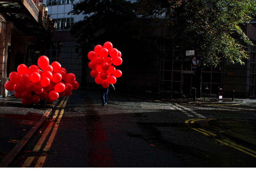 一个人,横图,室外,白天,街道,英国,欧洲,伦敦,许多,朦胧,模糊,庆祝,首都,很多,串,树,红色,气球,摄影,离开,脆弱,西欧,大不列颠,大不列颠及北爱尔兰联合王国,大不列颠及爱尔兰联合王国,雾都,彩图,科文特花园,大不列颠王国,大英帝国,联合王国,日不落帝国