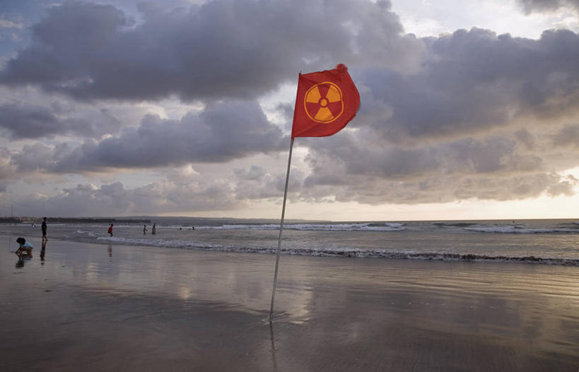 横图,室外,白天,度假,通讯,海洋,指示牌,旗帜,印度尼西亚,反射,标志,文字,水平线,云,警告,放射,标识,红色,自然,警示,摄影,禁止,提醒,提示,限制,危险,海滩,彩图,巴厘