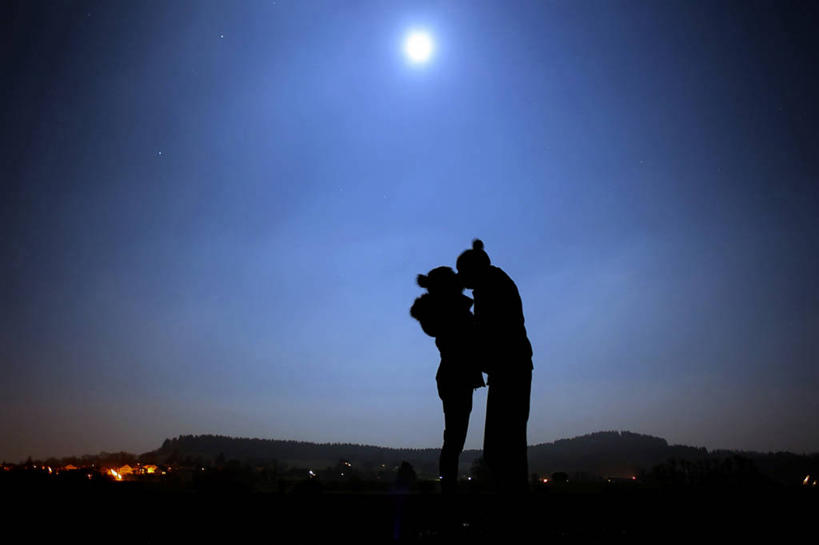 西方人,成年人,中年人,老年人,两个人,站,横图,室外,夜晚,侧面,帽子,德国,欧洲,欧洲人,连接,满月,月光,浪漫,天空,自然,面对面,摄影,照亮,剪影,巴伐利亚,异性恋,老年男性,老年女性,白种人,亲吻,彩图,爱