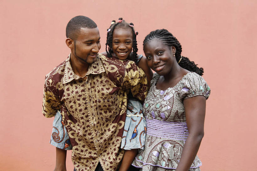 儿童,成年人,背,鬓角,秃头,三个人,家庭,母亲,父亲,女儿,站,笑,微笑,露齿笑,横图,室外,白天,正面,快乐,幸福,纯洁,非洲,马里,连接,墙,首都,拿着,休闲装,小孩,背着,温暖,温馨,一家人,可爱,童年,童趣,摄影,发辫,和睦,运送,肖像,童真,烂漫,无邪,背负,阿非利加洲,巴马科,马里共和国,西非,天真,年轻男性,年轻女性,女孩,女性,非洲人,孩子,年轻人,光头,无发,彩图,爱,融洽