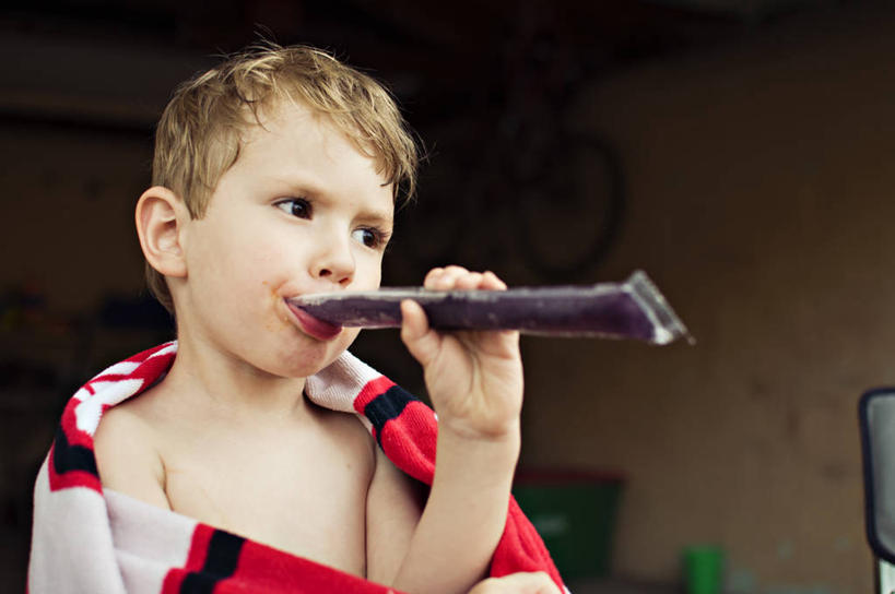 西方人,儿童,脸,头,脸颊,头发,一个人,吃,横图,室外,特写,白天,纯洁,欧洲,美国,欧洲人,仅一个男性,仅一个人,包装,拿着,饮食,裸露,可乐,肩膀,小孩,毛巾,仅一个小孩,金色,可爱,童年,童趣,摄影,冰棒,裸,童真,烂漫,无邪,天真,男孩,男人,男性,白种人,孩子,头部,脸部,脸蛋,面部,彩图,男生