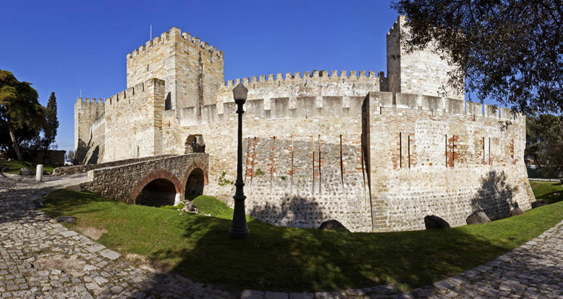 无人,横图,室外,白天,建筑,路灯,葡萄牙,阴影,城堡,塔,首都,历史,里斯本,草,树,地标建筑,摄影,花岗岩,要塞,哥特式风格,护城河,万里无云,圣乔治城堡,彩图