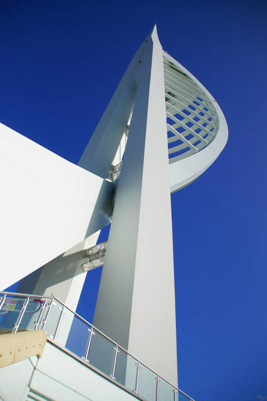 无人,竖图,室外,白天,仰视,建筑,英国,塔,现代,白色,摄影,万里无云,三角帆塔,彩图,低角度拍摄