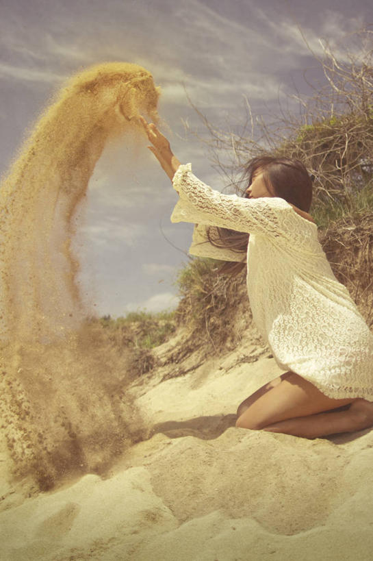 成年人,一个人,坐,举,竖图,室外,白天,侧面,度假,美国,仅一个年轻女性,仅一个女性,仅一个人,沙子,云,天空,自然,托,乐趣,摄影,享乐,夏威夷群岛,写实,太平洋岛屿,无忧无虑,年轻女性,女人,女性,年轻人,休闲活动,跪着,举起,举手,举着,向上举,向上伸,向上托,彩图,朝鲜族