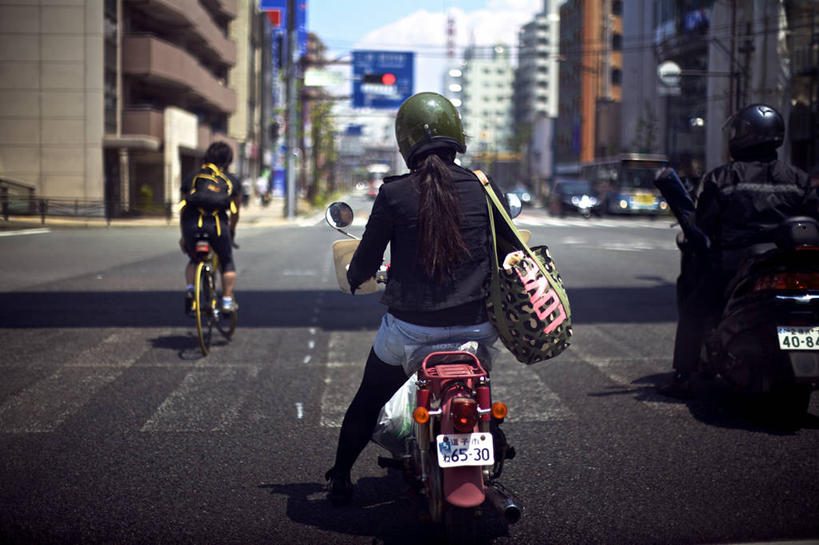 成年人,两个人,坐,横图,室外,白天,道路,路,公路,摩托车,日本,头饰,文字,交通,神奈川县,休闲装,车,背面,交通工具,运输,摄影,零钱包,载具,男人,女人,马路,彩图