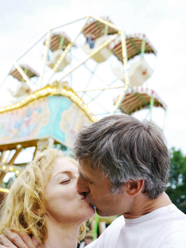 西方人,成年人,中年人,老年人,脸,头,脸颊,头发,两个人,竖图,室外,特写,白天,热情,德国,欧洲,欧洲人,连接,浪漫,拿着,休闲装,肩膀,啤酒节,金色,人体,摄影,部分,德国文化,大转轮,万里无云,写实,巴伐利亚,异性恋,老年男性,老年女性,白种人,头部,脸部,脸蛋,面部,闭着眼睛,亲吻,彩图,爱,伴侣,传统节日