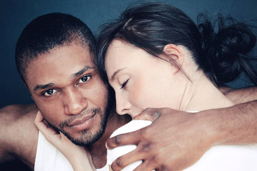 成年人,脸,头,脸颊,胡须,两个人,横图,满意,德国,连接,首都,休闲装,柏林,肩膀,思考,搭,摄影,搭着,年轻男性,年轻女性,年轻人,头部,胡子,络腮胡,脸部,脸蛋,面部,闭着眼睛,拥抱,彩图,爱,伴侣