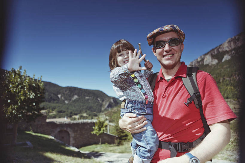 西方人,儿童,成年人,中年人,两个人,家庭,父亲,女儿,笑,微笑,露齿笑,横图,室外,白天,旅游,度假,快乐,幸福,纯洁,西班牙,欧洲,欧洲人,行人,游客,游人,娱乐,路人,旅客,小孩,享受,休闲,温暖,温馨,一家人,放松,可爱,童年,童趣,摄影,和睦,运送,肖像,童真,烂漫,无邪,万里无云,莱里达省,过客,无忧无虑,天真,女孩,女性,中年男性,白种人,孩子,半身,彩图,融洽,晕影