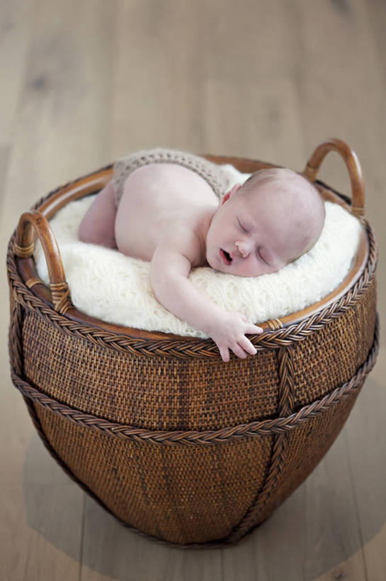 婴儿,儿童,一个人,躺,竖图,室内,白天,纯洁,仅一个人,篮子,小孩,张嘴,放松,可爱,摄影,活泼,巨大,庞大,宝宝,张大嘴巴,纯真,烂漫,无邪,宏大,硕大,伟大,伶俐,天真,孩子,张开嘴,闭着眼睛,睡觉,彩图