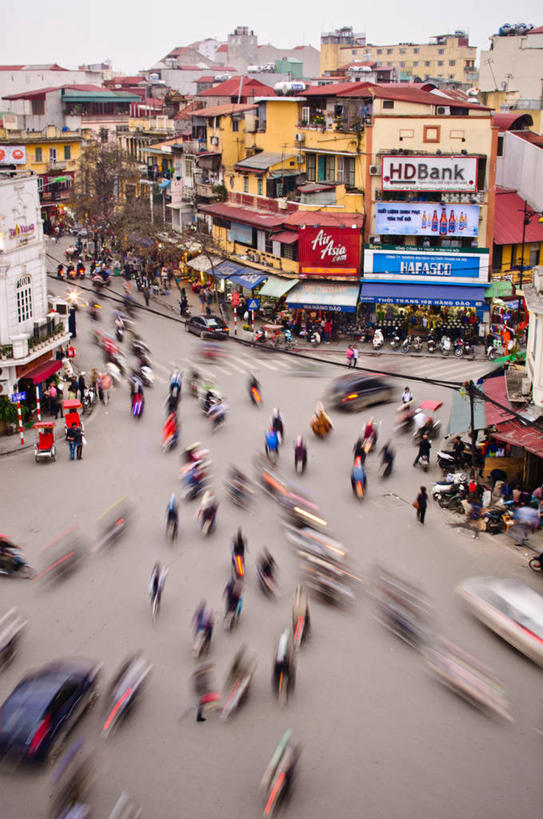竖图,俯视,室外,白天,运动模糊,度假,美景,城市风光,城市,道路,建筑,街道,路,公路,汽车,越南,景观,交通,首都,娱乐,车,天空,交通工具,享受,休闲,景色,放松,运输,摄影,载具,河内,马路,步行,彩图,高角度拍摄