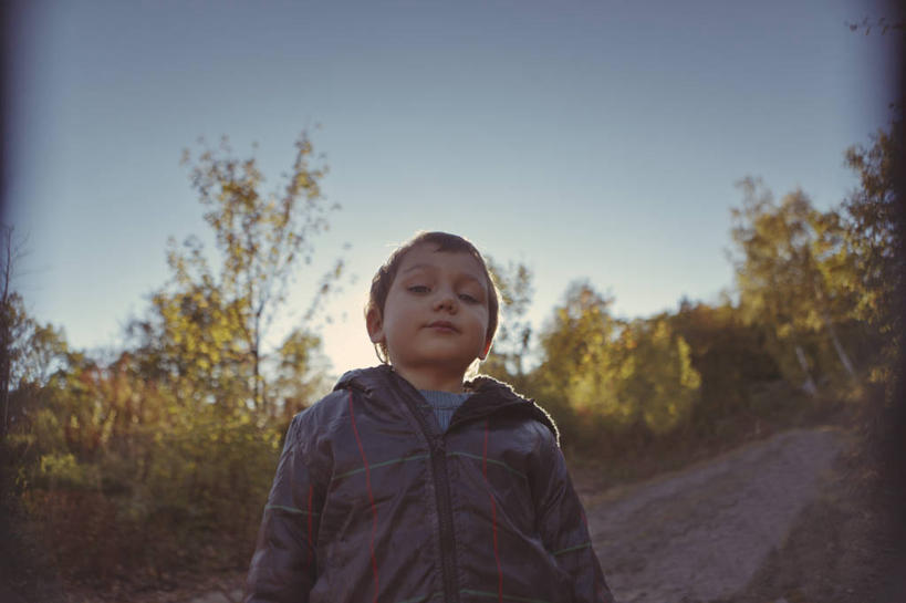 西方人,儿童,脸,头,脸颊,一个人,站,横图,室外,正面,纯洁,日落,欧洲,捷克,欧洲人,仅一个男性,仅一个人,休闲装,肩膀,树,小孩,黄昏,仅一个小孩,可爱,童年,童趣,摄影,肖像,童真,烂漫,无邪,中欧,捷克共和国,万里无云,波西米亚,天真,男孩,男人,男性,白种人,孩子,头部,脸部,脸蛋,面部,秋天,彩图,男生,晕影