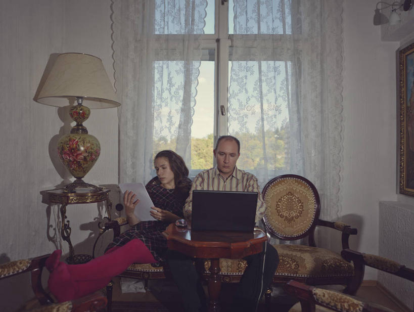 西方人,成年人,中年人,脸,头,脸颊,两个人,家庭,丈夫,妻子,坐,横图,室内,白天,笔记本电脑,技术,窗帘,沙发,椅子,欧洲,捷克,欧洲人,敲打,工作,休闲装,输入,肩膀,灯,打字,温暖,温馨,一家人,读书,摄影,点击,敲击,和睦,专心,起居室,中欧,捷克共和国,无线电技术,波西米亚,按键,男性,年轻女性,女性,中年男性,白种人,年轻人,头部,脸部,脸蛋,面部,彩图,融洽