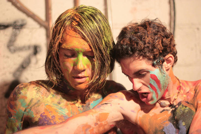 东方人,西方人,成年人,脸,头,脸颊,头发,一个人,两个人,横图,室外,白天,欧洲,美国,欧洲人,亚洲,仅一个男性,仅一个人,凌乱,注视,黄种人,裸露,肩膀,仅一个年轻男性,观察,看,张嘴,金色,人体,摄影,观看,部分,涂料,察看,享乐,关注,裸,张大嘴巴,四肢,男人,男性,年轻男性,白种人,亚洲人,年轻人,头部,手臂,脸部,脸蛋,面部,张开嘴,彩图,埃文斯维尔