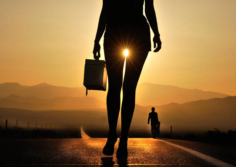 成年人,两个人,横图,室外,神秘,日落,太阳,路,日光,美国,分离,拿着,盒子,天空,自然,摄影,加利福尼亚,剪影,男人,女人,步行,彩图