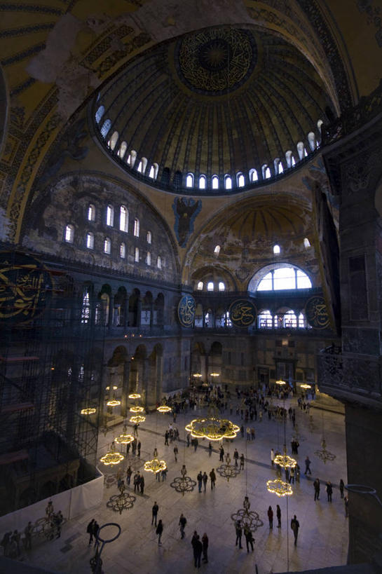 竖图,俯视,室内,建筑,欧洲,行人,游客,游人,历史,路人,旅客,地标建筑,摄影,宗教,照亮,伊斯兰教,圆顶建筑,伊斯坦布尔,过客,彩图,高角度拍摄,圣索菲亚大教堂,伊斯坦布尔省