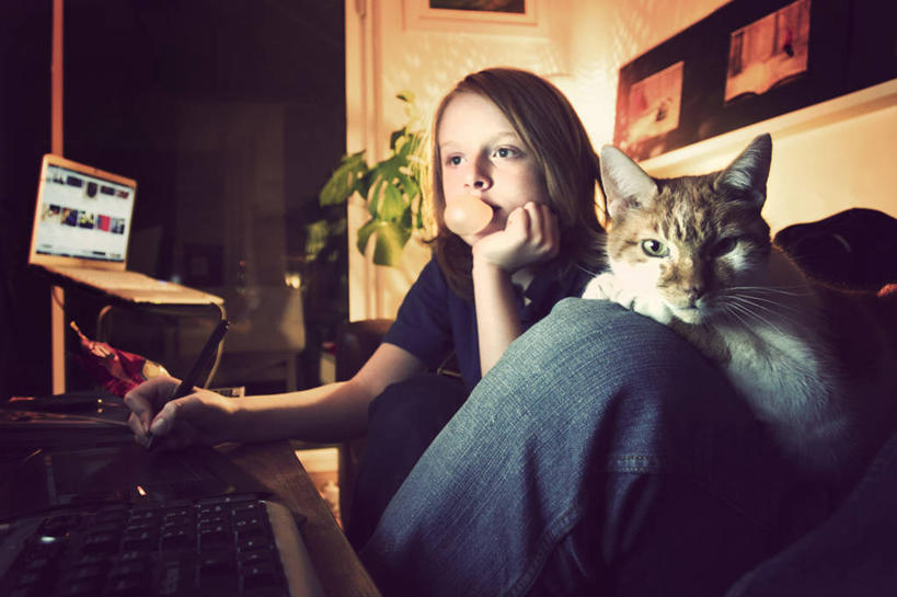 西方人,儿童,两个人,坐,横图,室内,通讯,纯洁,技术,沙发,宠物,猫,爱尔兰,欧洲,欧洲人,撑,敲打,首都,联系,托腮,休闲装,输入,吹气,水笔,小孩,动物,泡泡,打字,看,托,家畜,可爱,童年,童趣,摄影,点击,敲击,部分,专心,起居室,托下巴,童真,平板电脑,烂漫,无邪,无线电技术,天真,按键,计算机,男孩,白种人,孩子,彩图