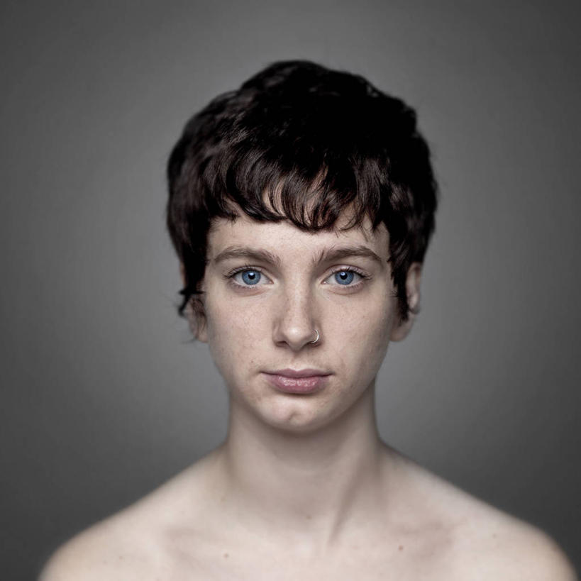 西方人,成年人,脸,头,眼睛,脸颊,一个人,方图,正面,信心,英国,欧洲,欧洲人,仅一个年轻女性,仅一个女性,仅一个人,灰色背景,肩膀,蓝色,思考,摄影,肖像,鼻钉,年轻女性,女人,女性,白种人,年轻人,头部,脸部,脸蛋,面部,彩图,影棚拍摄,短发