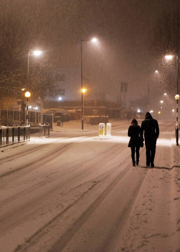 成年人,两个人,竖图,室外,夜晚,雪,路,路灯,英国,连接,并排,下雪,首都,树,背面,寒冷,摄影,照亮,异性恋,男人,女人,步行,彩图,爱
