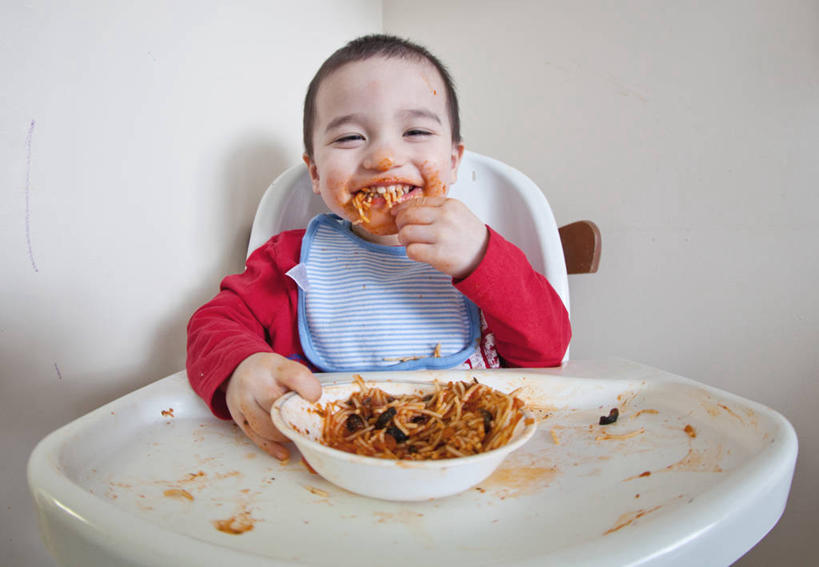 西方人,儿童,脸,头,脸颊,一个人,坐,笑,吃,微笑,露齿笑,横图,室内,正面,快乐,幸福,纯洁,桌子,椅子,欧洲,加拿大,欧洲人,仅一个男性,仅一个人,墙,意大利食品,高脚椅,凌乱,拿着,肩膀,小孩,碗,仅一个小孩,可爱,童年,童趣,摄影,肖像,童真,烂漫,无邪,意大利细面条,温哥华,大不列颠哥伦比亚,天真,男孩,男人,男性,白种人,孩子,头部,脸部,脸蛋,面部,彩图,男生,幼儿,菲律宾人