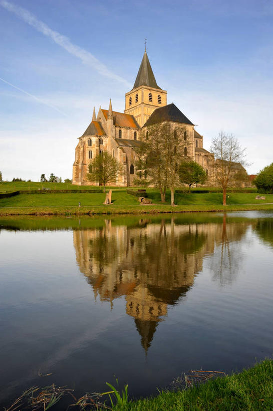 无人,教堂,竖图,室外,白天,建筑,法国,反射,云,树,天空,摄影,宗教,基督教,法国文化,诺曼底,彩图