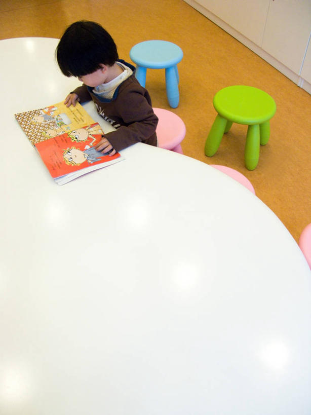 儿童,一个人,坐,竖图,俯视,室内,纯洁,桌子,椅子,上海,仅一个男性,仅一个人,拿着,注视,休闲装,小孩,观察,看,仅一个小孩,可爱,童年,童趣,读书,摄影,观看,察看,专心,知识,关注,漫画书,童真,烂漫,无邪,天真,男孩,男人,男性,中国人,孩子,半身,彩图,高角度拍摄,男生