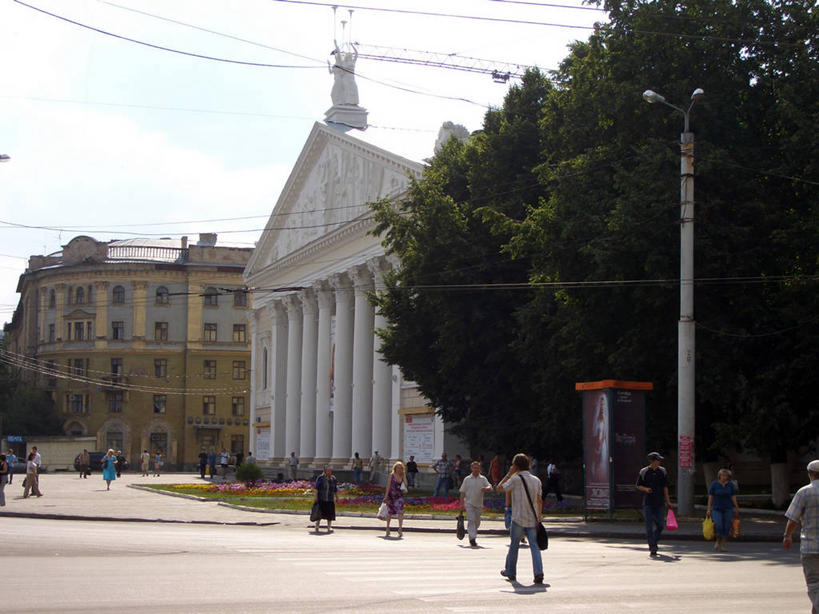 成年人,横图,室外,白天,城市,道路,建筑,街道,路,公路,俄罗斯,交通,许多人,树,天空,一群人,运输,摄影,男人,女人,马路,步行,彩图