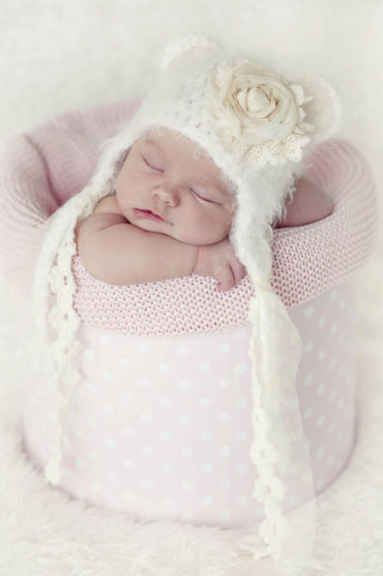 婴儿,儿童,脸,头,脸颊,一个人,竖图,室内,正面,婴儿服装,纯洁,帽子,仅一个人,篮子,肩膀,小孩,粉色,可爱,童年,童趣,摄影,活泼,宝宝,童真,纯真,烂漫,无邪,伶俐,天真,孩子,头部,脸部,脸蛋,面部,闭着眼睛,睡觉,彩图