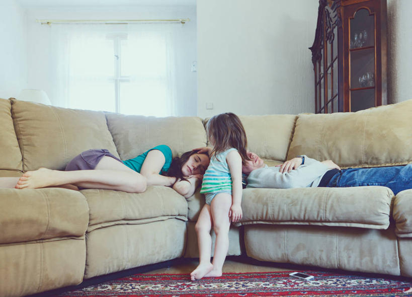 西方人,儿童,成年人,中年人,头发,三个人,家庭,母亲,父亲,女儿,横图,室内,白天,仰视,纯洁,窗户,地毯,沙发,欧洲,捷克,欧洲人,墙,休闲装,小孩,看,靠,靠着,温暖,温馨,一家人,金色,放松,可爱,童年,童趣,摄影,和睦,起居室,童真,烂漫,无邪,中欧,捷克共和国,波西米亚,天真,中午,年轻女性,女孩,女性,中年男性,白种人,孩子,年轻人,休闲活动,仰卧,彩图,低角度拍摄,融洽,小睡