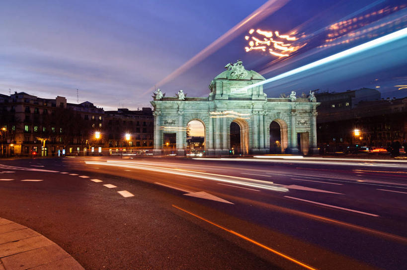 无人,横图,室外,夜晚,长时间曝光,城市,道路,建筑,街道,路,公路,西班牙,路标,云,交通,首都,历史,天空,地标建筑,马德里,运输,摄影,车灯,迅速,照亮,马德里省,保垒之门,马路,彩图