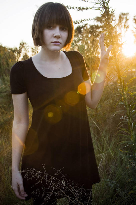 西方人,成年人,一个人,站,竖图,室外,镜头眩光,信心,草地,日落,植物,日光,欧洲,美国,欧洲人,仅一个年轻女性,仅一个女性,仅一个人,休闲装,夏天,个性,摄影,宁静,肖像,年轻女性,女人,女性,白种人,年轻人,触摸,彩图,波波头,态度