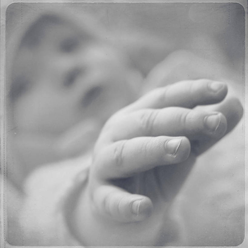 婴儿,儿童,手,一个人,方图,俯视,黑白,白天,正面,婴儿服装,纯洁,俄罗斯,仅一个人,小孩,可爱,伸手,人体,摄影,活泼,褪色,宝宝,纯真,烂漫,无邪,伶俐,天真,孩子,半身,高角度拍摄,幼儿,俄罗斯人