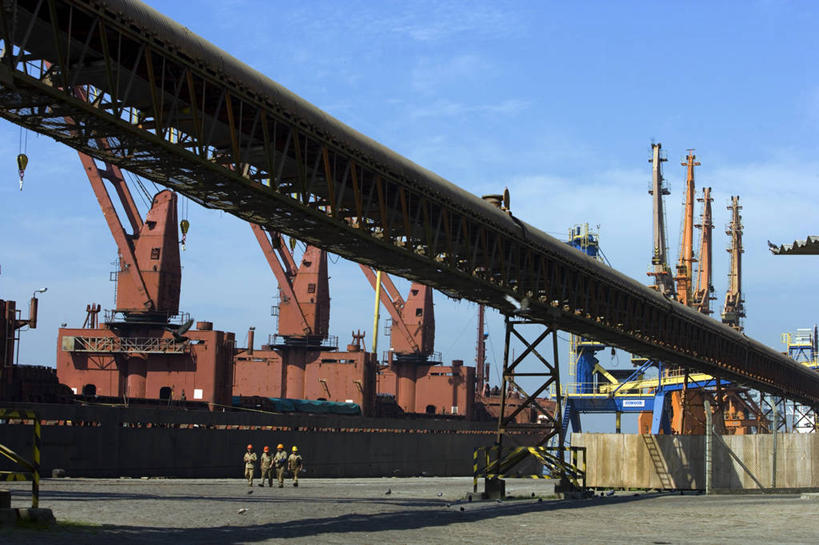 四个人,码头,横图,室外,白天,技术,港口,建筑,巴西,朦胧,模糊,桥,联系,设备,施工,工人,交通工具,机械,起重机,南美,工业,运输,摄影,工程,货运,载具,货船,合伙,圣保罗,桑托斯,工作车,施工车,员工,彩图,摆渡口,埠头,渡口,渡头,港湾,海港,货运码头,口岸,商港,匠人,劳动者,体力工,海上运输