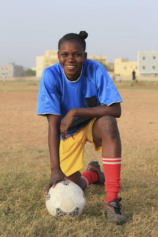 成年人,一个人,笑,微笑,露齿笑,竖图,室外,白天,正面,运动服,运动鞋,快乐,幸福,运动,信心,足球,非洲,马里,仅一个年轻女性,仅一个女性,仅一个人,首都,足球运动员,拿着,草,摄影,肖像,万里无云,阿非利加洲,巴马科,马里共和国,西非,足球运动,年轻女性,女人,女性,非洲人,年轻人,跪着,彩图
