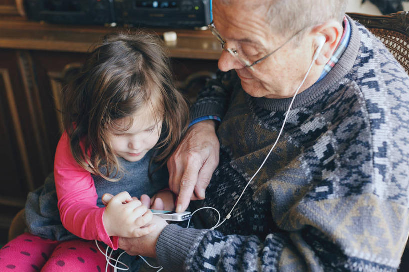 西方人,儿童,成年人,老年人,脸,头,脸颊,两个人,祖父,坐,横图,室内,白天,毛衣,纯洁,技术,西班牙,欧洲,巴塞罗那,欧洲人,连接,指,眼镜,听,拿着,注视,指点,休闲装,肩膀,小孩,耳机,耳麦,观察,看,可爱,童年,童趣,摄影,观看,察看,指向,关爱,关注,出示,童真,智能手机,烂漫,无邪,无线电技术,天真,老年男性,男人,男性,女孩,女性,白种人,孩子,头部,脸部,脸蛋,面部,孙女,半身,彩图,爱,好奇心,代沟