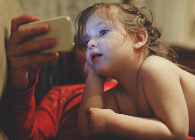 西方人,儿童,成年人,中年人,脸,头,脸颊,头发,两个人,家庭,父亲,女儿,横图,室内,特写,纯洁,技术,欧洲,捷克,欧洲人,连接,拿着,休闲装,裸露,肩膀,小孩,靠,靠着,温暖,温馨,一家人,金色,可爱,童年,童趣,摄影,观看,和睦,关爱,裸,童真,智能手机,烂漫,无邪,中欧,捷克共和国,无线电技术,波西米亚,天真,女孩,女性,中年男性,白种人,孩子,头部,脸部,脸蛋,面部,仰卧,半身,彩图,爱,融洽,幼儿