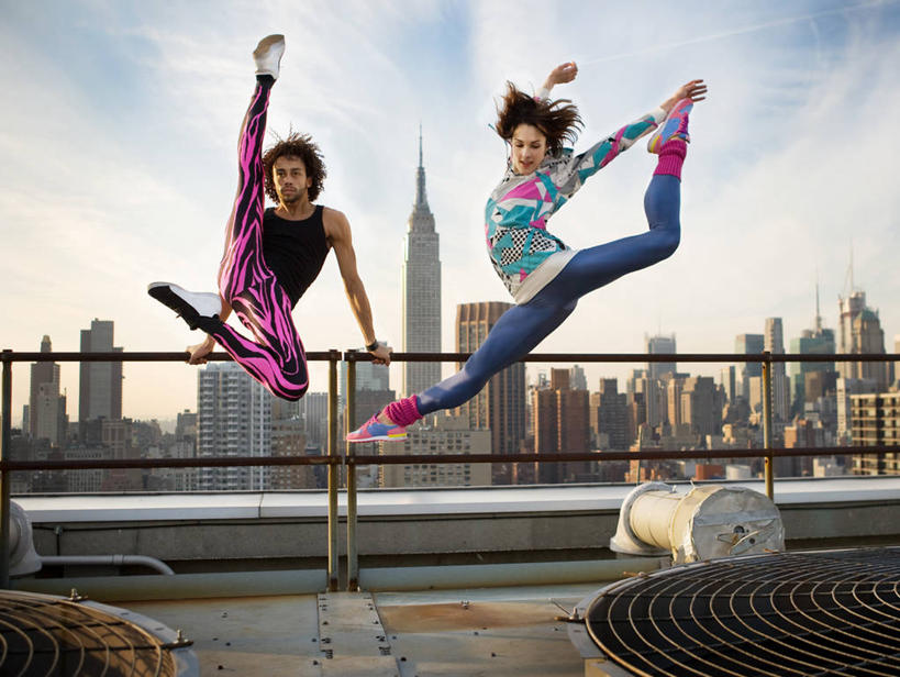 西方人,成年人,两个人,跳,举,横图,室外,白天,留白,仰视,时尚,友谊,城市,摩天大楼,欧洲,纽约,欧洲人,表演,踢,形状,屋顶,曼哈顿,半空,历史,漂亮,表演者,现代,扮演,托,个性,活力,力量,平衡,摄影,幽默,动作,演出,专心,现代舞,敏捷,清新,时髦,合伙,弹性,时兴,布鲁克林,技能,芭蕾舞,男人,年轻男性,年轻女性,女人,白种人,年轻人,休闲活动,舞者,举起,举手,举着,向上举,向上伸,向上托,彩图,低角度拍摄,舞蹈,芭蕾舞者,紧身连衣裤