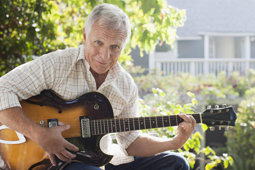 成年人,中年人,老年人,头发,一个人,家庭,坐,微笑,横图,室外,白天,留白,正面,幸福,美国,仅一个男性,仅一个人,仅一个中年男性,表演,电吉他,吉他,音乐,弹奏,休闲装,温暖,温馨,一家人,放松,乐趣,摄影,生活方式,和睦,退休,北美,北美洲,享乐,加利福尼亚,肖像,美洲,音乐人,加州,洛杉矶,加利福尼亚州,金州,黄金州,北亚美利加洲,亚美利加洲,技能,天使之城,老年男性,男人,男性,中年男性,休闲活动,彩图,县治,洛杉矶县,美利坚合众国,洛城,融洽,人老心不老
