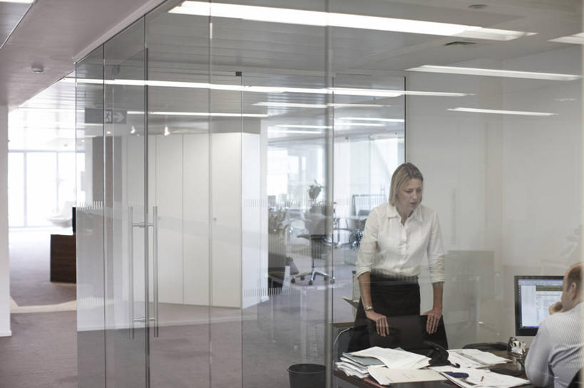 成年人,中年人,两个人,商务人士,商务男性,商务女性,办公室,坐,横图,室内,留白,正面,衬衫,商务,套装,工作,会议,听,图像,书桌,靠,靠着,职业,面对面,责备,摄影,权威,企业,公司,忧虑,文档,商务装,问题,合伙,工薪阶层,担心,男人,女人,中年男性,中年女性,白领,上班族,说话,彩图,衬衣