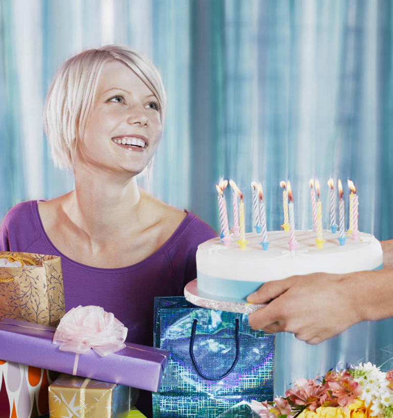 西方人,成年人,脸,头,脸颊,两个人,夫妻,坐,微笑,竖图,室内,白天,正面,爱情,生日,友谊,幸福,蜡烛,礼物,英国,欧洲,欧洲人,庆祝,火焰,浪漫,拿着,休闲装,饮食,刺激,肩膀,生日蛋糕,向上看,恩爱,人体,恋人,摄影,生活方式,惊奇,照亮,享乐,生日礼物,慷慨,异性恋,男人,年轻男性,年轻女性,女人,白种人,年轻人,头部,手臂,脸部,脸蛋,面部,夫妇,情侣,彩图,伴侣,蛋糕