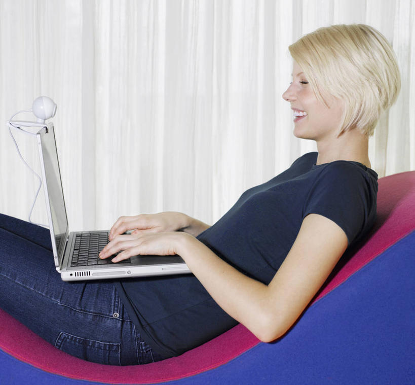 西方人,成年人,头发,一个人,家庭,躺,微笑,横图,室内,白天,侧面,通讯,幸福,笔记本电脑,互联网,技术,英国,欧洲,欧洲人,仅一个年轻女性,仅一个女性,仅一个人,敲打,注视,休闲装,输入,打字,观察,看,温暖,温馨,一家人,金色,放松,摄影,生活方式,观看,点击,敲击,和睦,察看,享乐,关注,无线电技术,按键,年轻女性,女人,女性,白种人,年轻人,休闲活动,休闲椅,彩图,融洽,视频会议摄像机