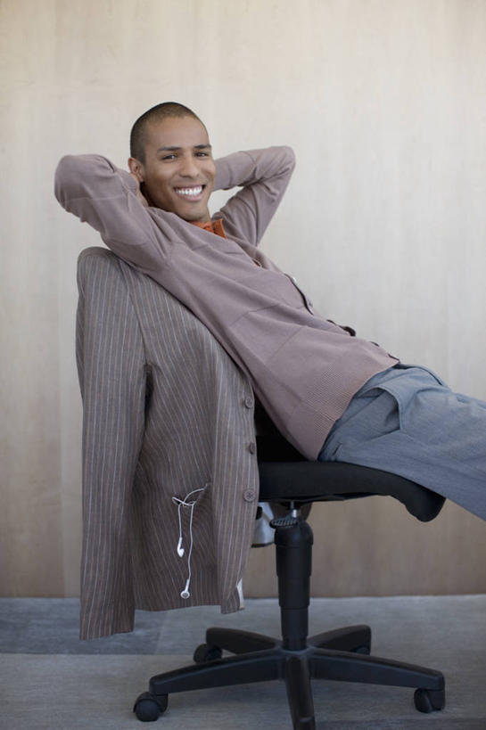 成年人,一个人,商务人士,商务男性,办公室,坐,躺,微笑,竖图,室内,白天,侧面,衬衫,商务,陶醉,快乐,幸福,信心,椅子,南非,仅一个男性,仅一个人,抱头,套装,耳塞,首都,音乐,图像,音乐播放器,仅一个年轻男性,随身听,享受,放松,摄影,办公椅,双手抱头,企业,公司,肖像,商务装,MP3播放器,工薪阶层,开普敦,捧首,捧头,茄克,卧着,男人,男性,年轻男性,年轻人,白领,上班族,躺着,卧,彩图,衬衣,播放器,沉醉