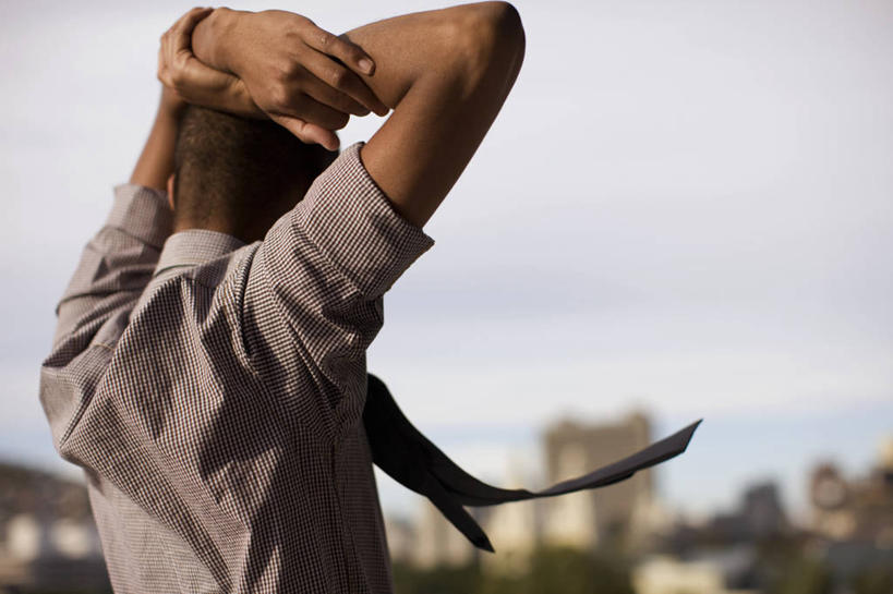 成年人,脸,头,脸颊,一个人,商务人士,商务男性,横图,室外,白天,留白,衬衫,商务,风,城市,南非,仅一个男性,仅一个人,抱头,套装,首都,肩膀,仅一个年轻男性,背面,看,摄影,观看,双手抱头,企业,公司,忧虑,商务装,问题,工薪阶层,开普敦,挫败,捧首,捧头,担心,男人,男性,年轻男性,年轻人,头部,脸部,脸蛋,面部,白领,上班族,彩图,衬衣