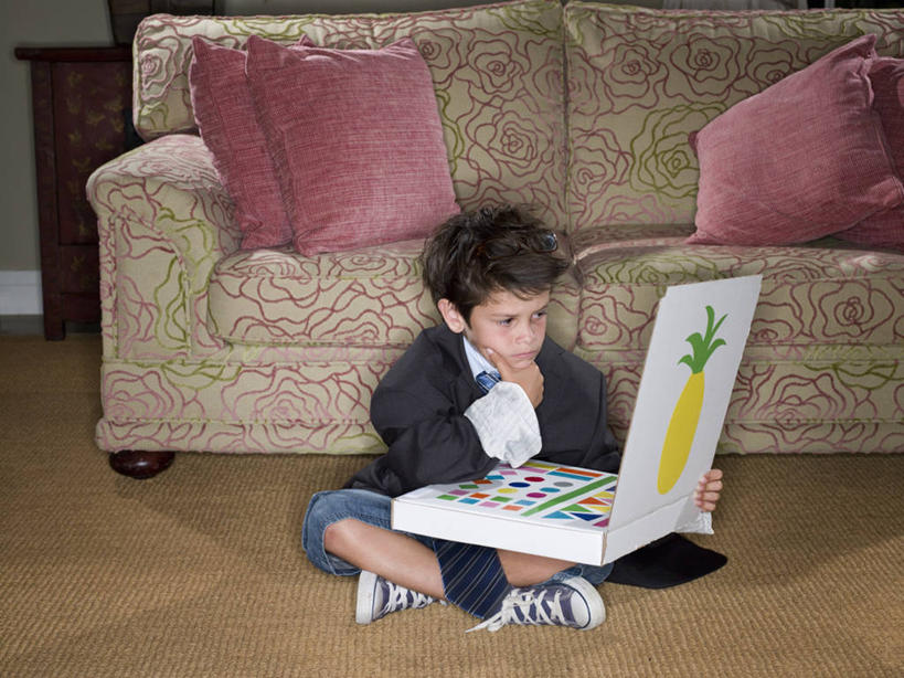 西方人,儿童,一个人,家庭,商务人士,商务男性,坐,横图,室内,正面,衬衫,商务,纯洁,笔记本电脑,技术,地板,欧洲,南非,欧洲人,仅一个男性,仅一个人,敲打,套装,首都,拿着,托腮,输入,盒子,小孩,打字,看,仅一个小孩,职业,思考,温暖,温馨,一家人,可爱,童年,童趣,皱眉头,摄影,生活方式,观看,点击,敲击,和睦,创造力,起居室,商务装,问题,工薪阶层,童真,渴望,烂漫,无邪,披萨盒,开普敦,挫败,无线电技术,想法,天真,按键,男孩,男人,男性,白种人,孩子,白领,上班族,休闲活动,盘着腿坐,彩图,衬衣,装扮,融洽,男生,动机,好奇心,态度