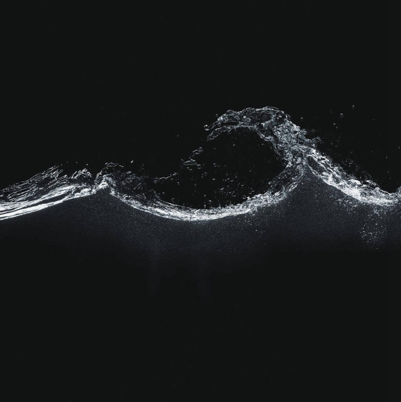 无人,竖图,方图,特写,留白,水,波纹,黑色背景,溅,波浪,摄影,简单,横截面,纯净,彩图,影棚拍摄,精力