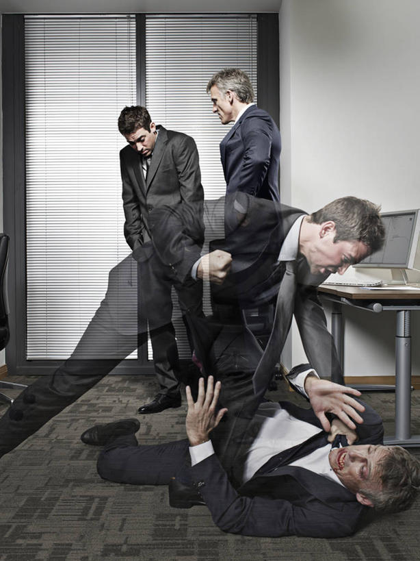 西方人,成年人,中年人,老年人,两个人,商务人士,商务男性,办公室,站,躺,蹲,举,竖图,室内,白天,侧面,衬衫,商务,风险,地板,欧洲,欧洲人,弯腰,套装,生气,扭曲,图像,注视,观察,看,靠,靠着,手势,托,职业,击打,责备,愤怒,摄影,观看,悲伤,察看,侧卧,伤心,暴力,恐怖,难过,企业,公司,关注,商务装,问题,手插袋,毁灭,防守,进攻,工薪阶层,悲哀,支配,哀痛,悲戚,悲痛,想法,欺凌,劝说,能力,危险,老年男性,男人,中年男性,白种人,拳头,白领,上班族,插兜,举起,举手,举着,手插兜,向上举,向上伸,向上托,彩图,衬衣,打手势,手抄兜,动机,态度