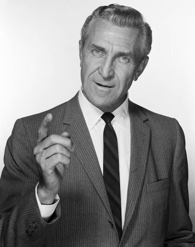 西方人,成年人,老年人,脸,头,脸颊,一个人,商务人士,商务男性,竖图,黑白,白色背景,衬衫,商务,信心,欧洲,欧洲人,仅一个男性,仅一个人,指,套装,指点,肩膀,手势,仅一个老年男性,责备,摄影,指向,肖像,商务装,工薪阶层,忠告,老年男性,男人,男性,白种人,头部,脸部,脸蛋,面部,白领,上班族,影棚拍摄,衬衣,打手势