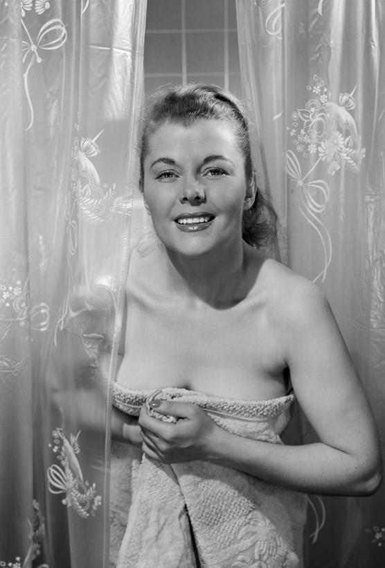 西方人,成年人,头发,一个人,站,笑,微笑,露齿笑,竖图,黑白,室内,白天,正面,快乐,幸福,浴室,欧洲,欧洲人,仅一个年轻女性,仅一个女性,仅一个人,淋浴,包裹,瓷砖,纺织物,古典,拿着,毛巾,清洁,金色,摄影,保暖,卫生,马尾辫,享乐,肖像,透气,防水,浴帘,储水,耐磨,吸水,年轻女性,女人,女性,白种人,年轻人,长发,半身,美人